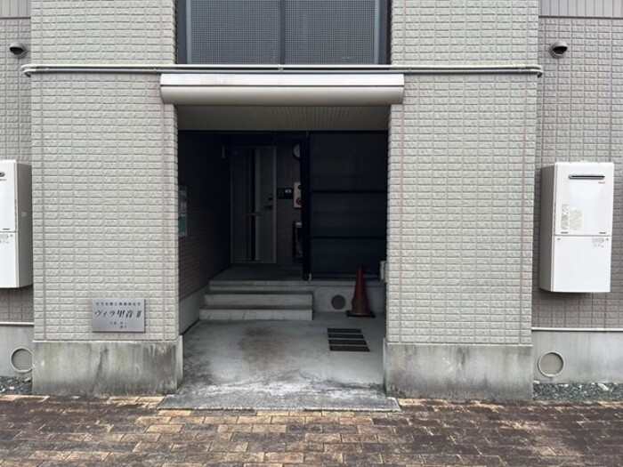 ヴィラ里音　さえずり館のエントランス