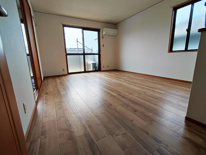 ヴィラ里音　さえずり館の居間・リビング