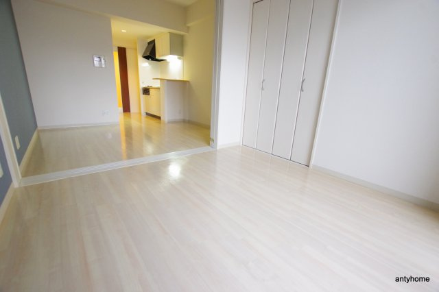 ルクレ新大阪レジデンス　仲介手数料無料の居間・リビング