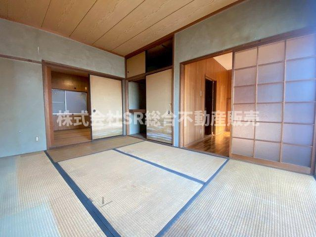 立花町中古テラスハウスの寝室|広くて明るい寝室