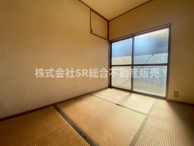 立花町中古テラスハウスの子供部屋|大きな窓から採光がたっぷり入ります！子供部屋にいかがでしょうか