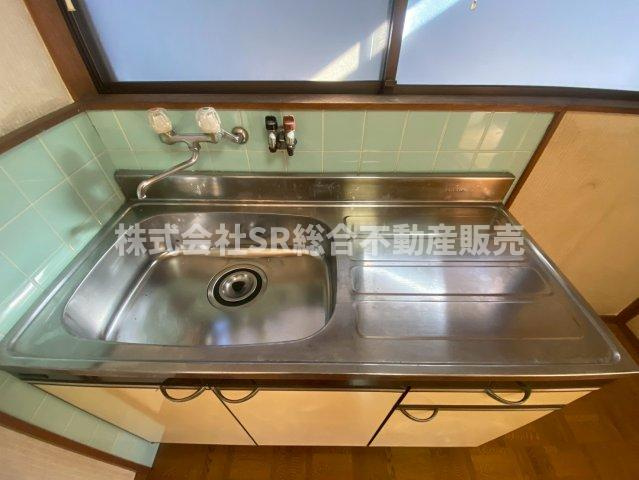 立花町中古テラスハウスのキッチン|2Fキッチン。シンク、調理スペースは十分な広さがあります！
