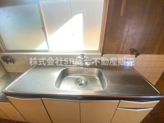 立花町中古テラスハウスのキッチン|1Fキッチン。シンク、調理スペース広めでお料理しやすいです！