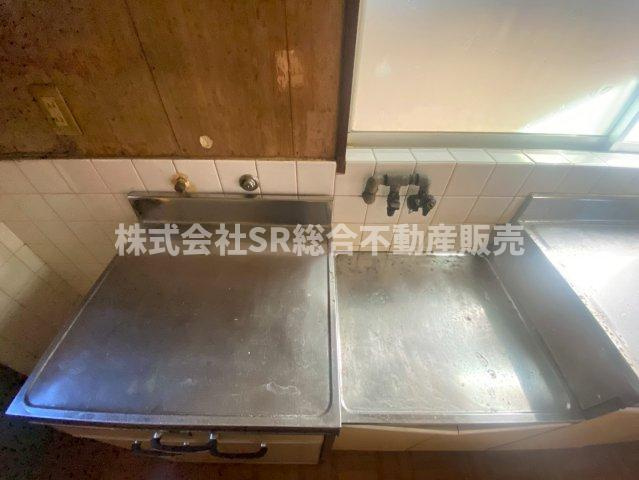 立花町中古テラスハウスのキッチン|1Fキッチン。お好きなコンロを置けます。