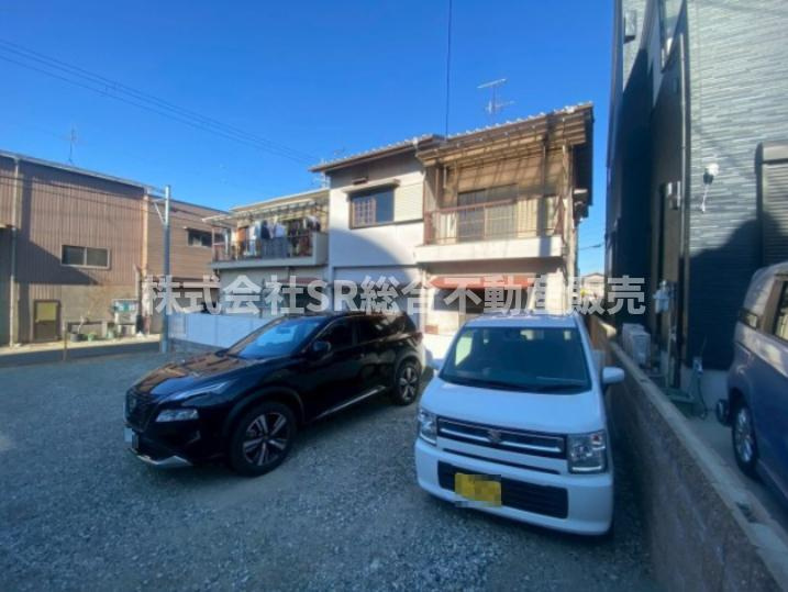 立花町中古テラスハウスの前面道路含む現地写真|目の前駐車場で日光を遮る物がないです。