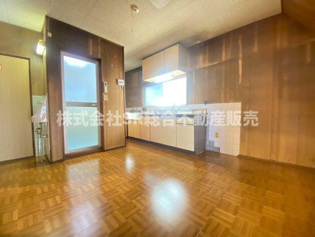 立花町中古テラスハウスの居間・リビング|1Fリビング♪ご家族で食卓を囲める十分な広さです！