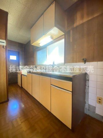 立花町中古テラスハウスのキッチン|1Fキッチンは広めの調理スペースがあり快適にお料理できます！