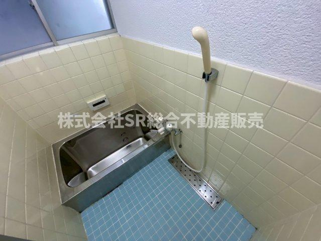 立花町中古テラスハウスの浴室|お風呂には窓もあり、換気がバッチリとできます☆