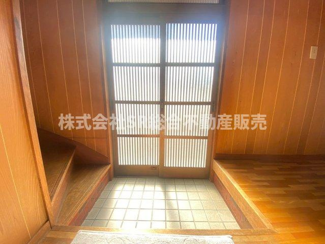 立花町中古テラスハウスの玄関|すぐ階段があり広めの玄関です！