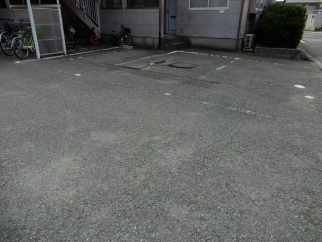 加古郡播磨町宮北２丁目のハイツの駐車場