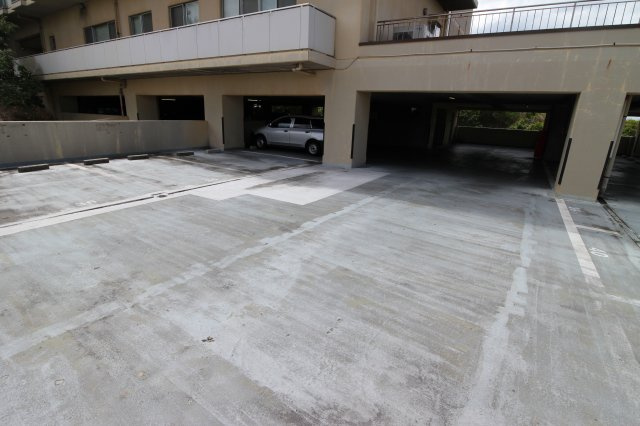 ウエストハウスインラニの駐車場