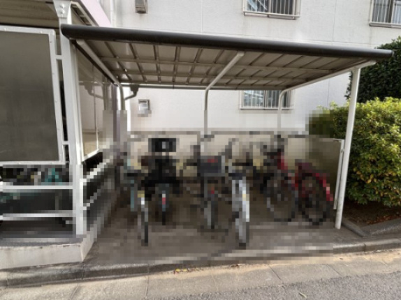 建物下の駐輪場です