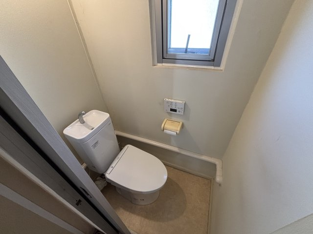 温水洗浄便座付きのトイレです