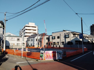 【前面道路含む現地写真】 | ゆとりある敷地が魅力。建築条件なしなので、お好きなハウスメーカーで理想のマイホームを叶えられます♪間取りやデザインなど、こだわりを詰め込んだオンリーワンの住まいを、この場所でカタチにしませんか。