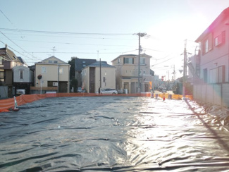 【外観】 | 南側道路に面し、陽当たり・通風ともに良好な区画です！一日中暖かな光が差し込み、明るい住まいが実現します。心地よい風が通り抜ける住環境は、家族みんなを笑顔にしてくれるはず♪ぜひ現地で体感してください。