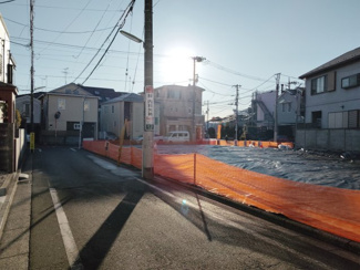 【前面道路含む現地写真】 | 東側4.50m、南側4.00m、西側4.00mの三方道路に面した宅地分譲！前面道路は落ち着いた住宅街へと続き、車での出入りもスムーズに行えます。現地で実際の広さや、周囲の静けさを体感してみませんか♪