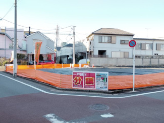 【前面道路含む現地写真】 | フラットな地勢で小さなお子様がいるご家庭や高齢の方も安心して暮らせます。スーパーや公園も徒歩圏内に揃い、毎日の生活も快適♪便利な住環境と、穏やかな暮らしを両立させたい方に、ぜひおすすめしたい物件です。