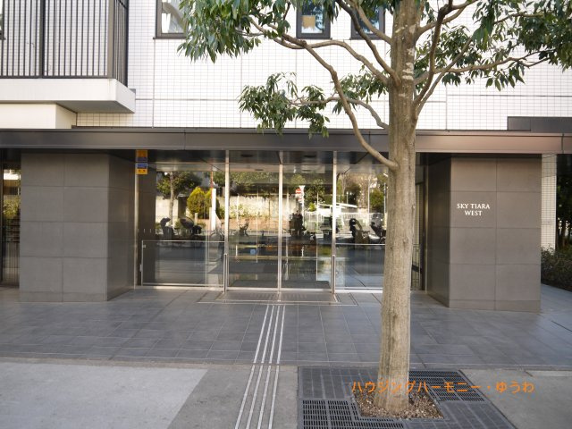 【エントランス】 | スカイティアラ ウエスト | 清廉とされたエントランスになっています。