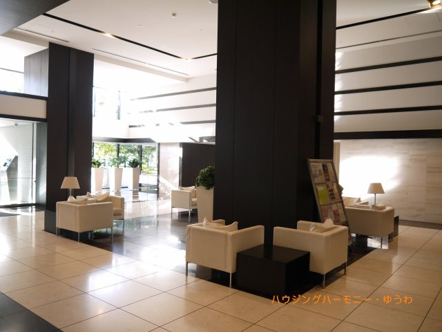 【その他共用部分】 | スカイティアラ ウエスト | タイル調のエントランス内となります。光を多く取り入れた明るいエントランス部分は重厚感ある仕上り。