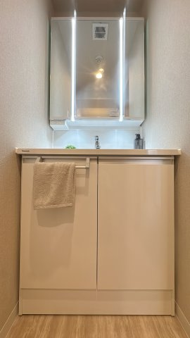【その他】 | クレストはら南☆仲介手数料無料☆ | 【三面鏡タイプ】鏡裏収納付きで洗面周りもスッキリ。忙しい朝の身支度をスムーズにする、機能性とデザイン性を両立した独立洗面台です。