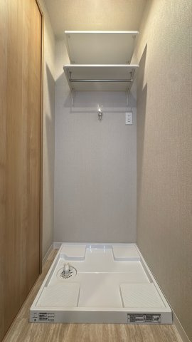 【ランドリースペース】 | クレストはら南☆仲介手数料無料☆ | 室内洗濯機置き場を完備。防水パン付きで万が一の漏水にも配慮されています。キッチンや洗面室からの動線も良く、効率よく家事をこなせる設計が魅力です。