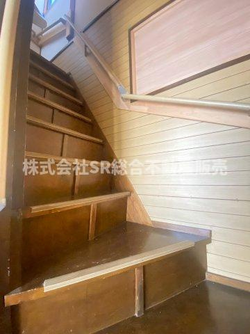 弥生町中古戸建の内装|階段は手すり付きなので安心ですね。