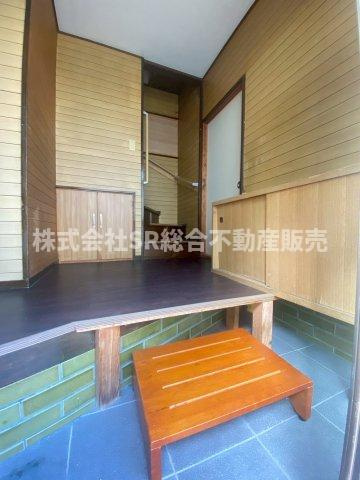 弥生町中古戸建の玄関|シューズボックス付きの玄関スペース