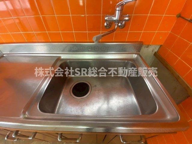 弥生町中古戸建のキッチン|シンクも大変キレイです。