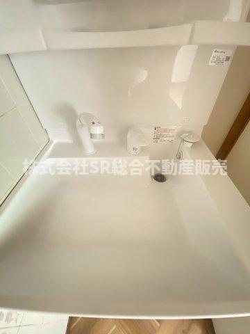 弥生町中古戸建の独立洗面台|洗面台は洗髪洗面仕様です。朝の身支度も捗りますね。