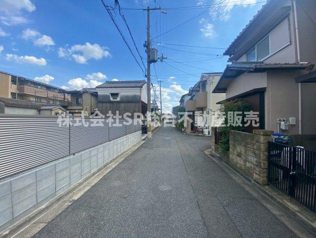 弥生町中古戸建の前面道路含む現地写真|近鉄けいはんな線『新石切駅』まで徒歩約5分