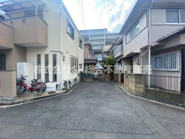 弥生町中古戸建の前面道路含む現地写真|南東角地につき陽当たり・通風良好
