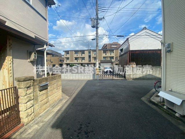 弥生町中古戸建の前面道路含む現地写真|生活利用施設のほとんどが徒歩10分圏内に