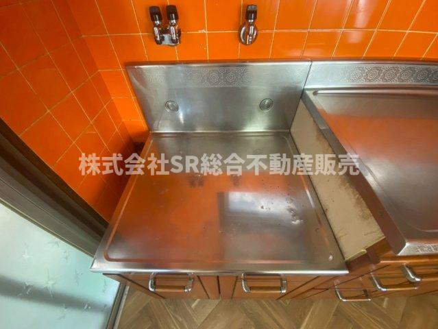 弥生町中古戸建のキッチン|お好きなコンロを置いてお使いください。