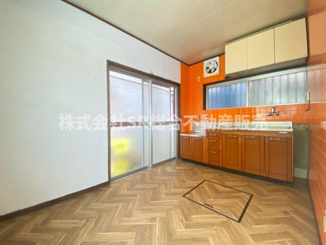 弥生町中古戸建のダイニング|家族で食卓を囲むダイニングスペース