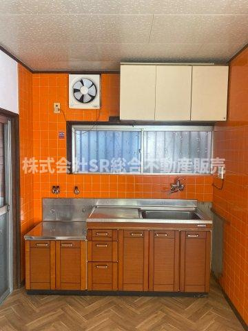 弥生町中古戸建のキッチン|タイルの色がアクセントのキッチン