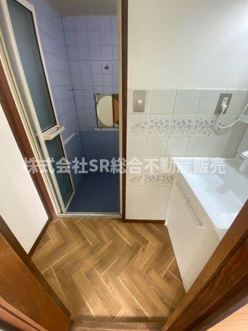 弥生町中古戸建の脱衣所|脱衣場にも扉があるので時間を気にせず入浴できます。