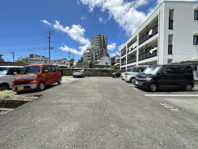 フィネス鳴子の駐車場
