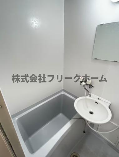 武蔵野市境南町１丁目のアパートの浴室