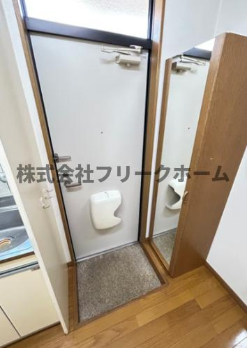 武蔵野市境南町１丁目のアパートの玄関