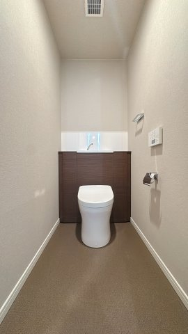 【トイレ】 | モントーレ東比恵クレア☆仲介手数料無料☆ | 清潔感のある温水洗浄便座付きトイレ。毎日使う場所だからこそ、シンプルで落ち着ける空間に仕上げています。