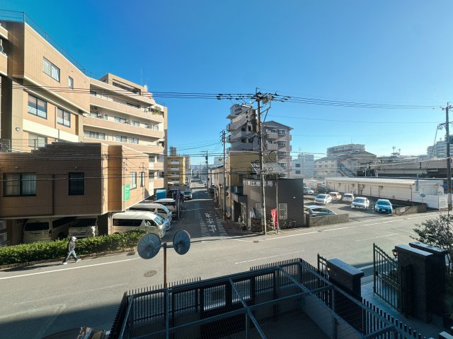 【展望】 | モントーレ東比恵クレア☆仲介手数料無料☆ | 「博多警察署 比恵交番」まで約220mと近く、女性の一人暮らしや夜道の帰宅でも安心感があります。周辺には緑豊かな公園も点在し、一息つける環境が整っています。