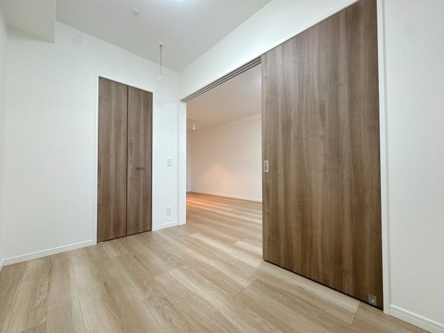 【洋室】 | モントーレ東比恵クレア☆仲介手数料無料☆ | 隣接するお部屋を開放すれば、より広々とした大空間として多目的に活用いただけます。