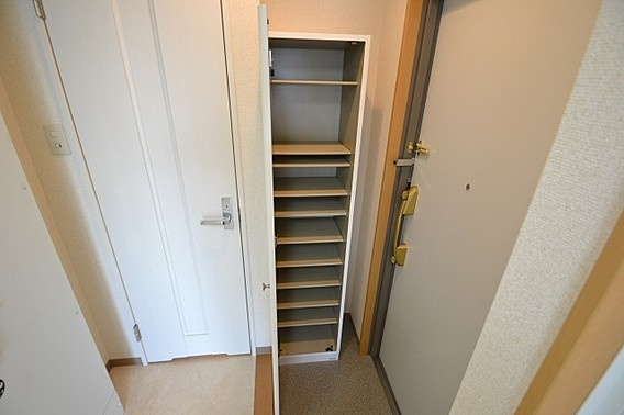 ディーシモンズ神戸の玄関