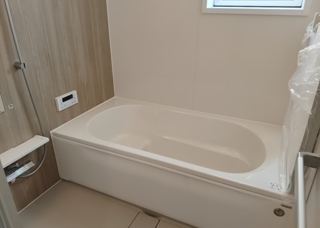 【浴室】 | 入浴時の快適さも大事なことですが、綺麗な状態を維持できなければ気持ちよく入浴できません。毎日の掃除が楽という点は大事なポイントになります！カビが生えにくく掃除がしやすい、壁や浴槽を選ぶといいでしょう。