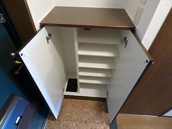 リーガル新神戸の玄関