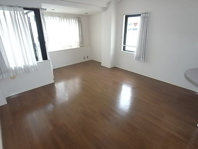 プリマベーラ神戸の居間・リビング