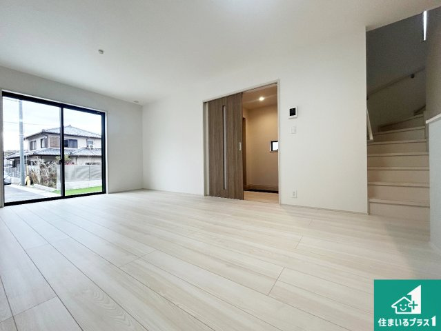 神戸市北区道場町道場　新築一戸建ての居間・リビング|日当たり良好の明るいリビングで朝の目覚めもスッキリできそう！対面キッチンでご家族のコミュニケーションも自然と増える設計！小さなお子様が遊ぶスペースを作っても広々とくつろげるLDK！