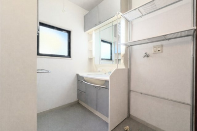 【脱衣所】 | ◆町田市南大谷中古住宅◆ | ◆毎日使う場所だから、機能的で使いやすさに配慮したパウダールーム。すっきりと使えるように収納も豊富にご用意しています。