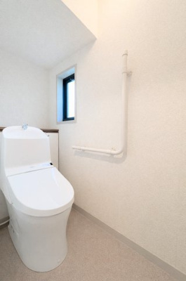 【トイレ】 | ◆町田市南大谷中古住宅◆ | ◆清潔感のある白を基調とした落ち着ける空間。小窓をもうけていますので、こもりやすい空気の入れ替えも簡単に行えますね！