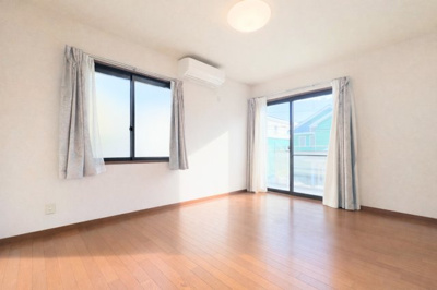 【洋室】 | ◆町田市南大谷中古住宅◆ | ◆室内はいつも明るい印象なので気持ちの良い朝を迎えられます。各部屋にはクローゼットを完備しており、収納が多いお家はすっきりして快適空間です。